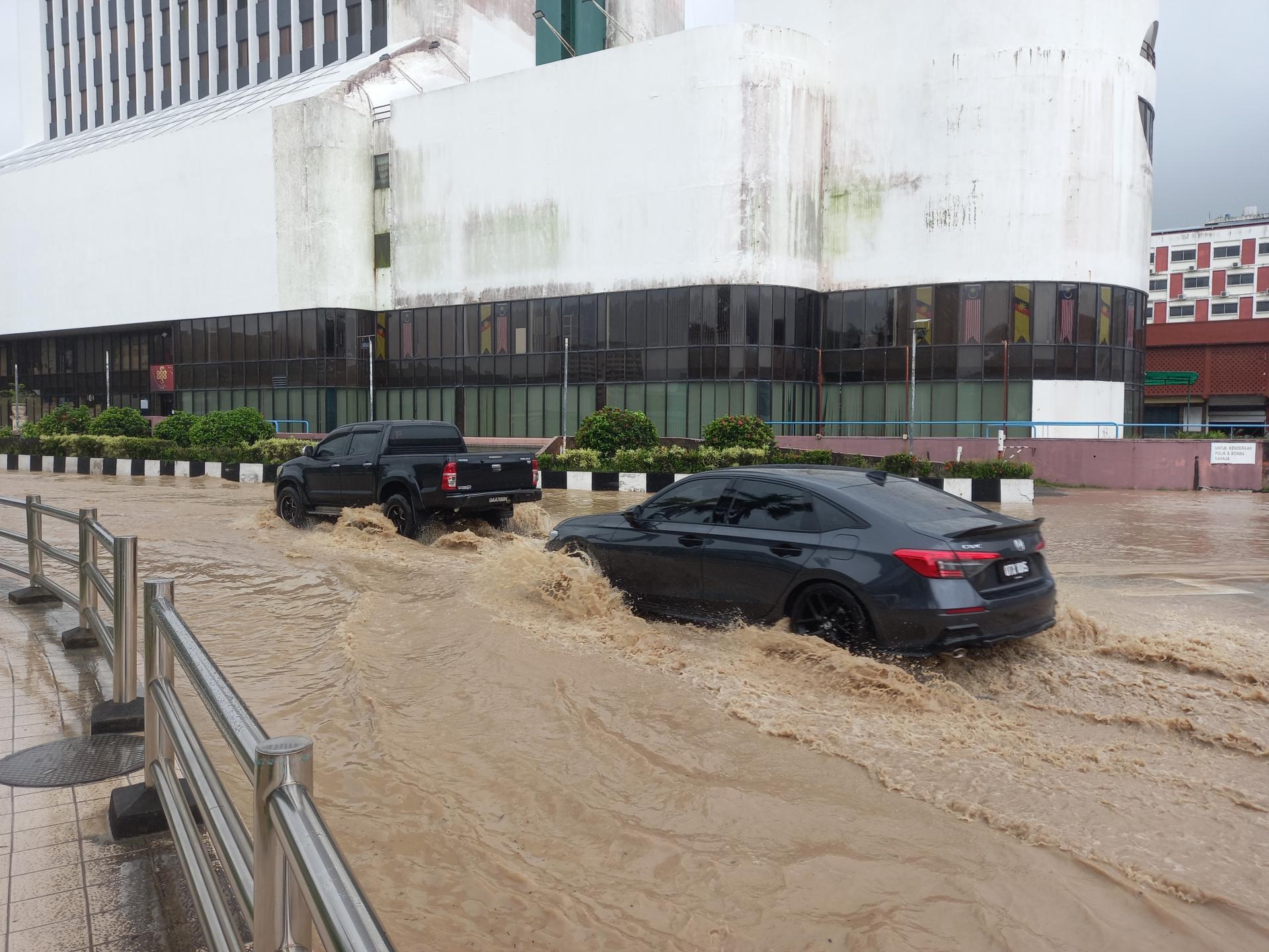 电星大厦路段道路积水。