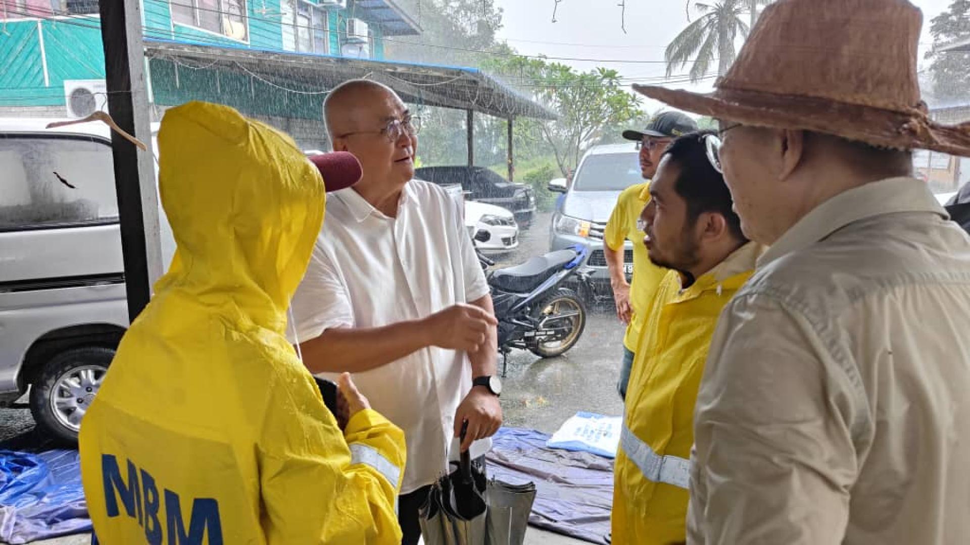 美里近日连日豪雨，加拿大山土崩隐忧，前往美里市长兼埔奕区州议员俞小珊受灾区了解情况。