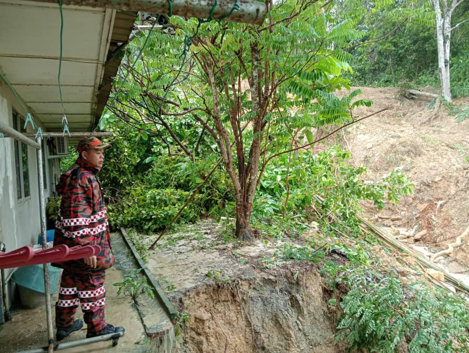 砂消拯局第6区火患鉴定小组主任阿旺古到土崩现场视察。