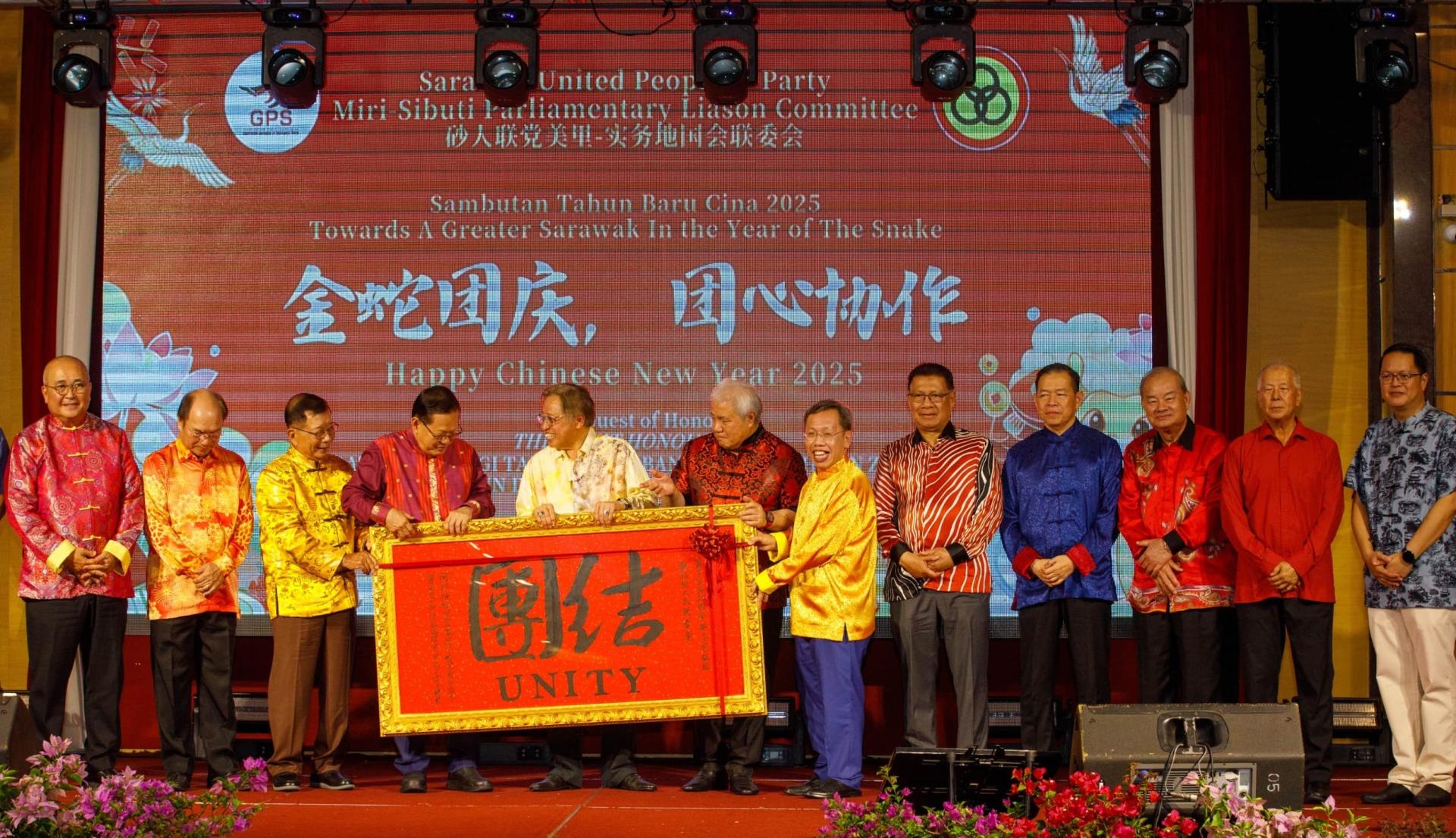 拿督斯里李景胜（左4）赠送纪念品给砂总理拿督巴丁宜阿邦佐哈里。