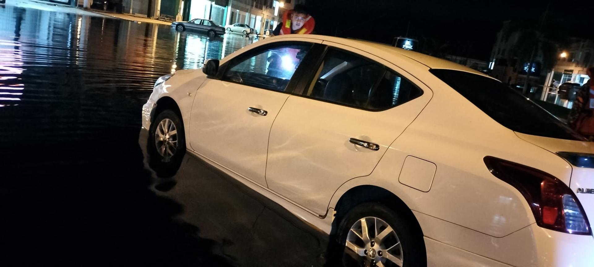 不慎开入水沟的汽車。