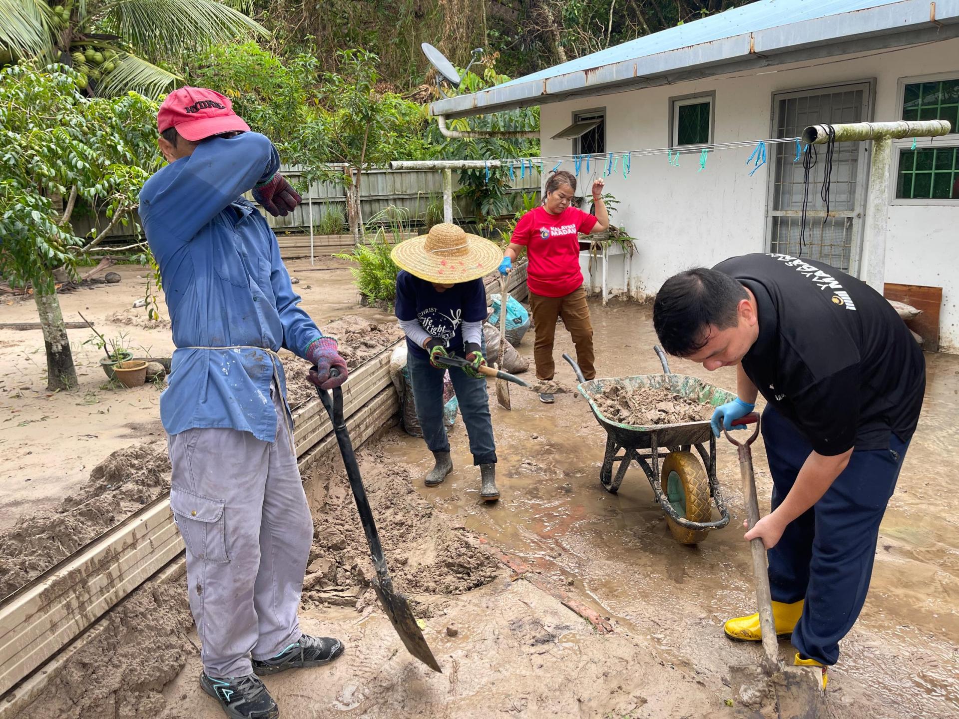 美里国会议员赵俊文（右）在圣哥伦巴教区的牧师住宅区参加清洁活动。