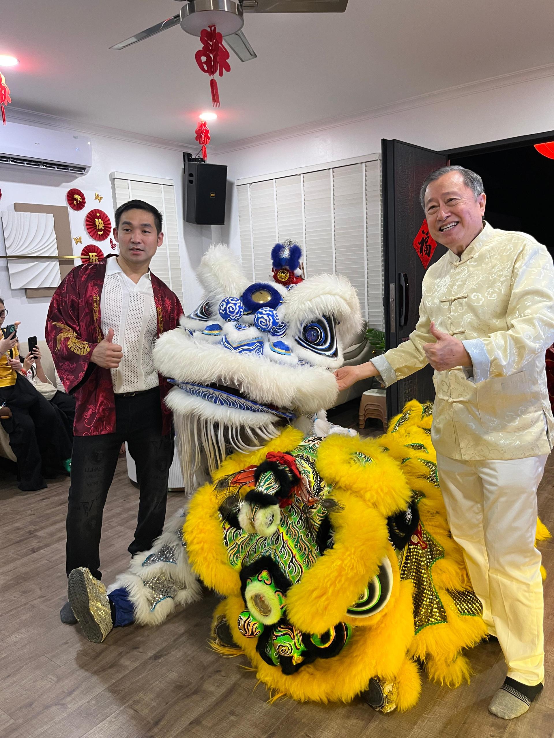 拿督斯里林长镇向余自兴贺年