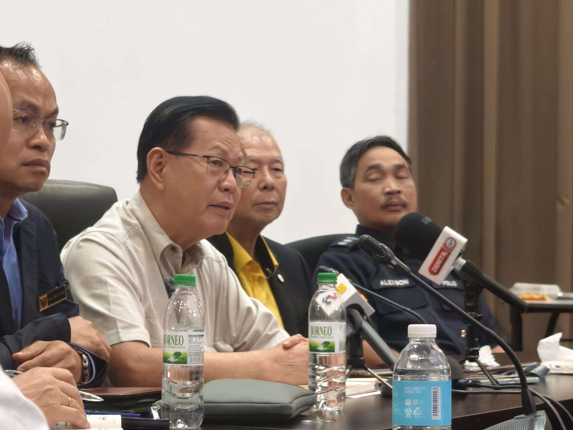 砂交通部长拿督斯里李景胜在美里省公署主持特别新闻发布会。