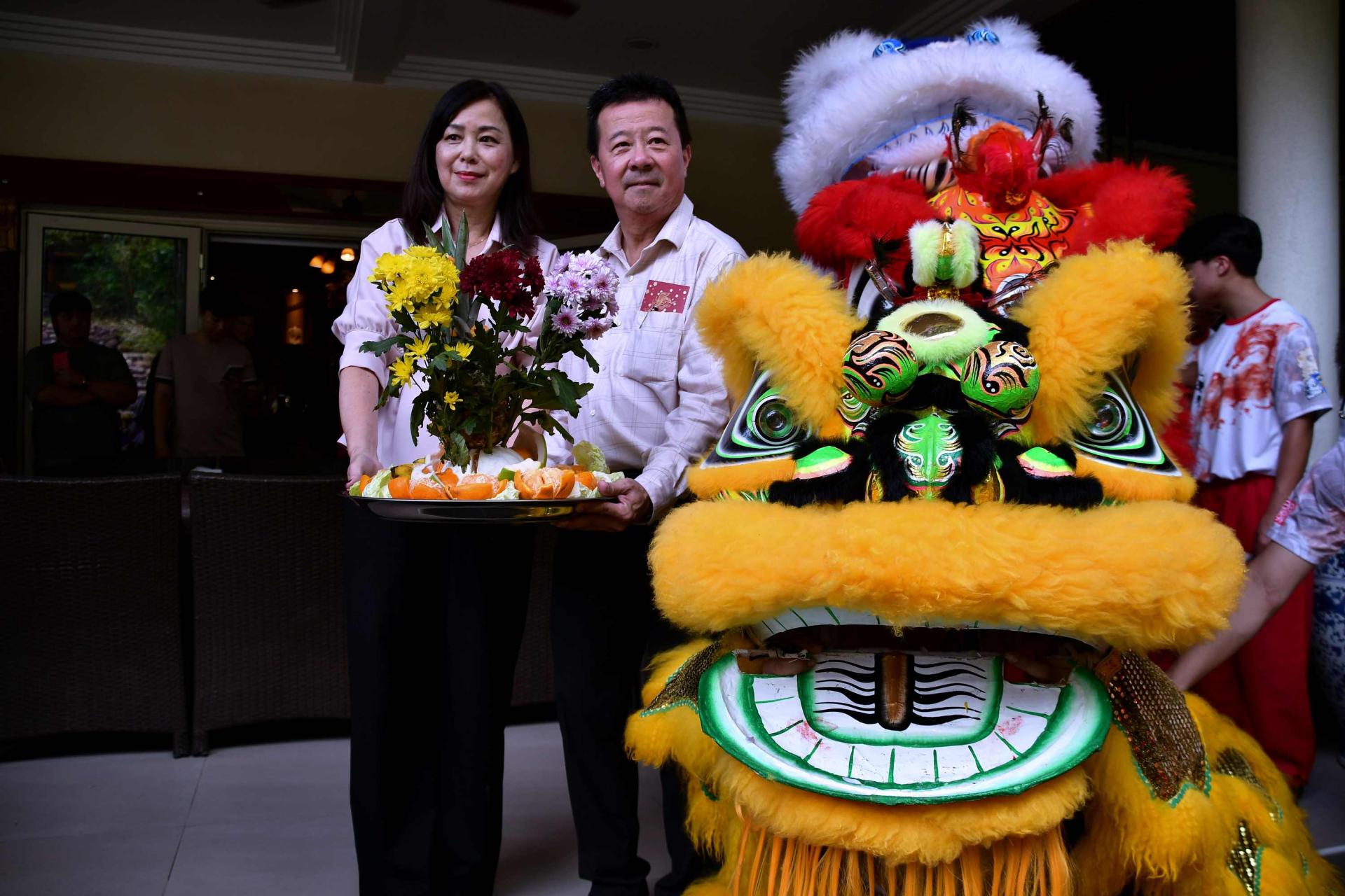 汶中瑞狮向董事长杨德振伉俪呈上吉祥物