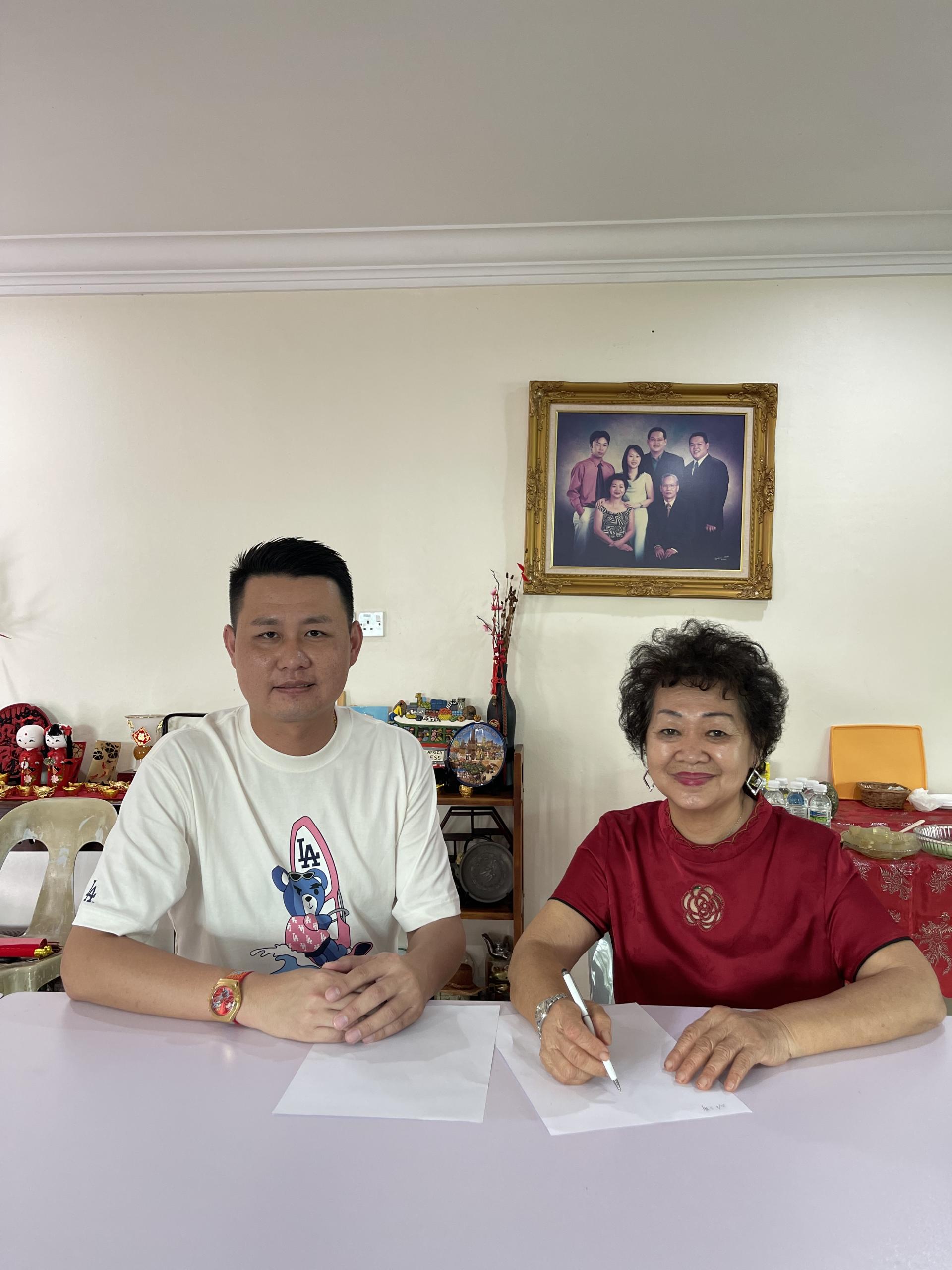 砂行动党秘书林思健（左）和一所升学辅导中心创办人林芳仙在商讨援助计划后合影。