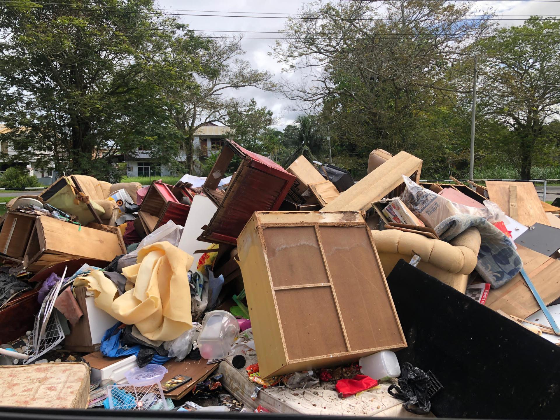 居民们在这场水灾中损失惨重，家中大部分物品如家具、电器等因为来不及拯救而被水泡坏。
