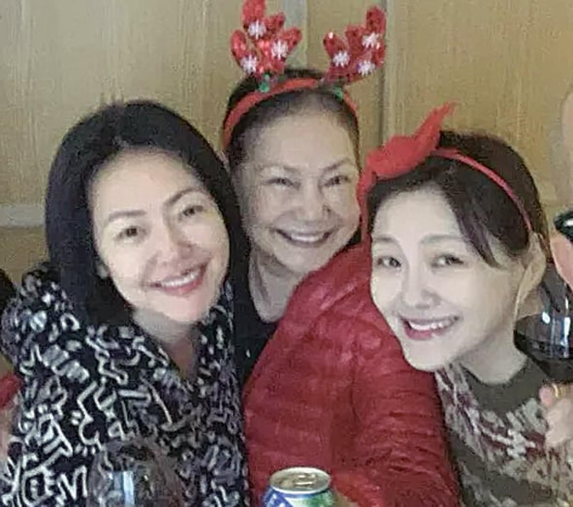 大S（右起）骤逝让妈妈和妹妹都难以接受。