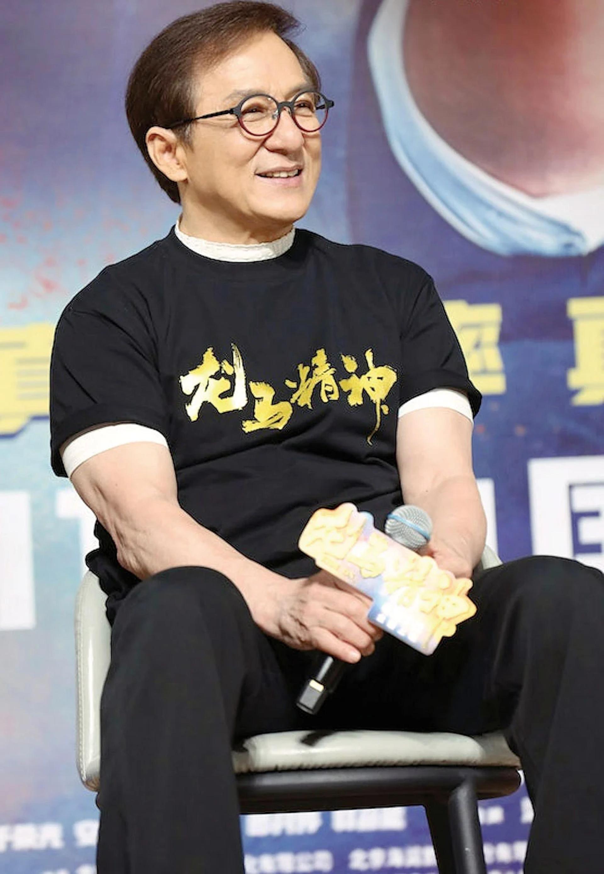 成龙出手阔绰令人相当羡慕。