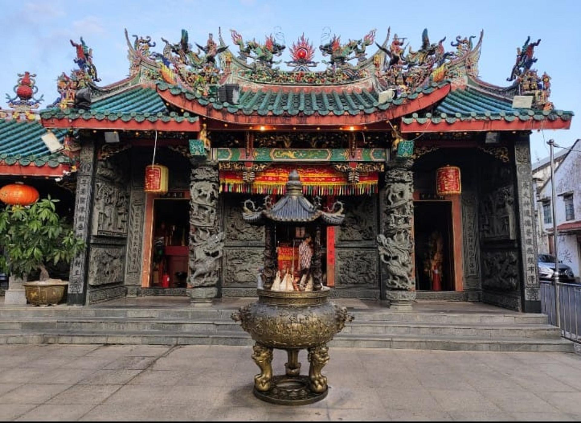 古晋福建公会花香街凤山寺2月8日举办新春斋饭布施活动 。