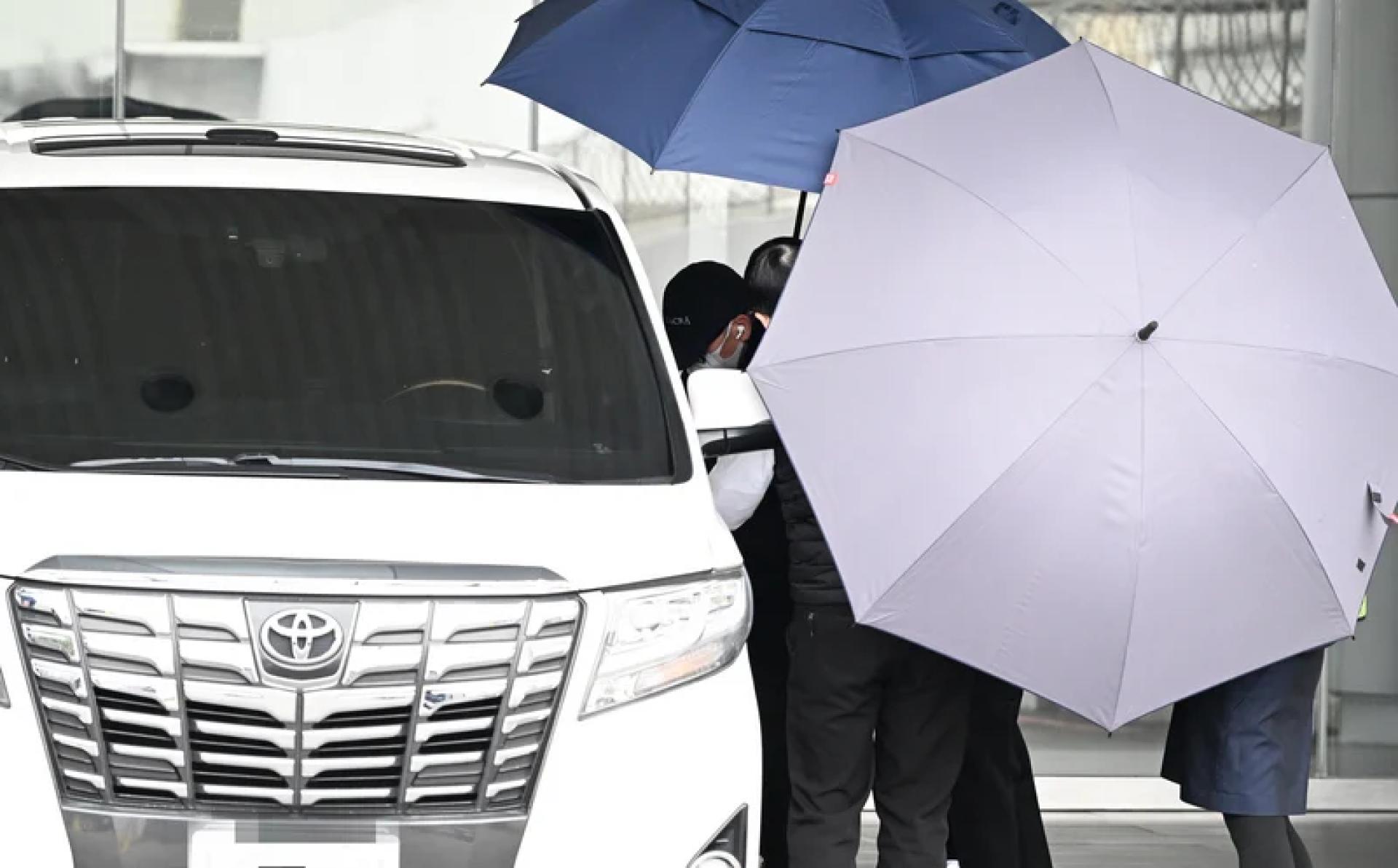 具俊晔护送大S骨灰上车。